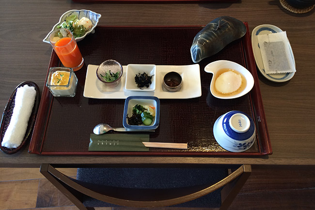 Petit déjeuner traditionnel japonais dans un ryokan