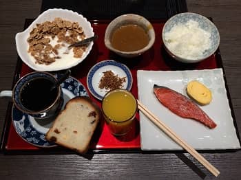 Petit-déjeuner dans un hôtel au Japon