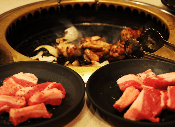 Viandes grillées dans un yakiniku : un plat chaud au Japon